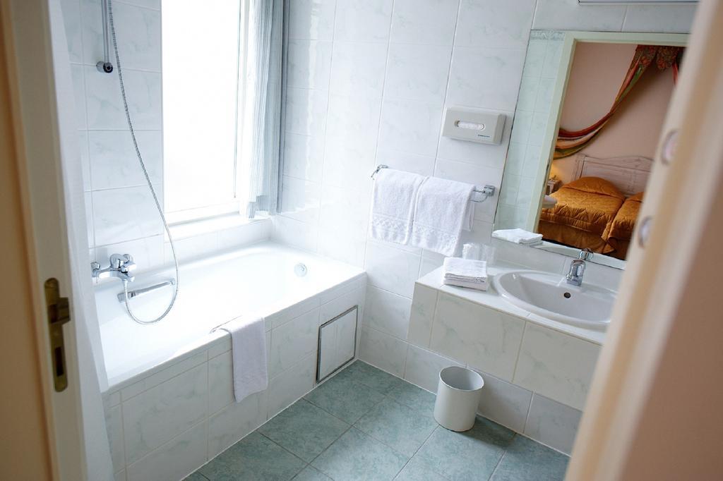 Hotel La Roseraie Wemmel Oda fotoğraf